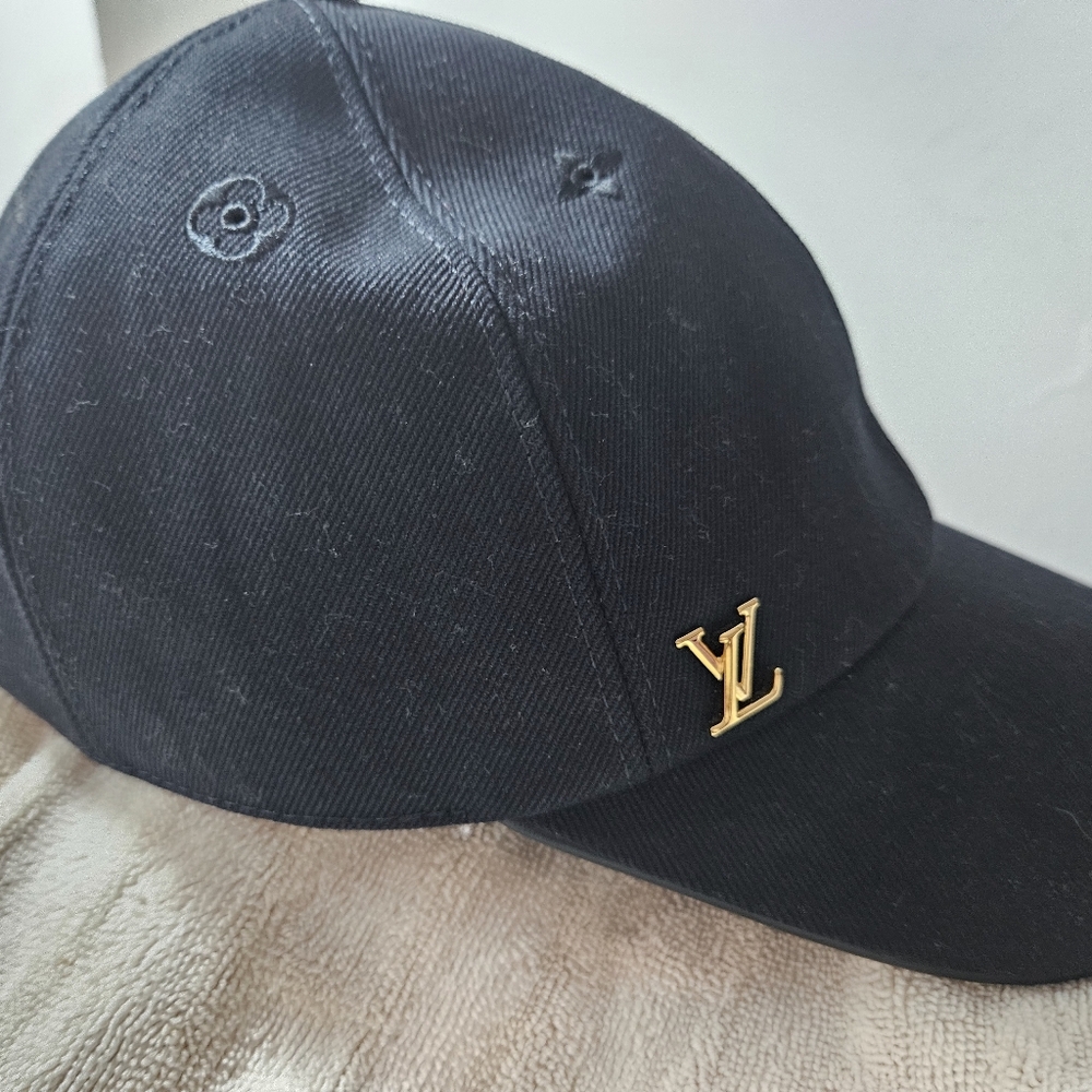 LV BLACK HAT - Picture 14 of 16